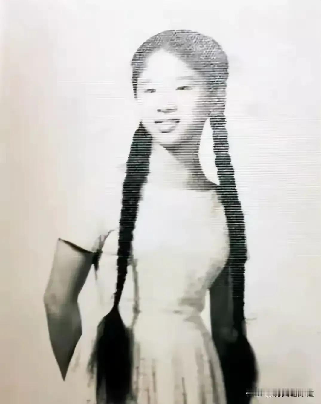 洪秀柱长得像极了她的父亲洪子瑜，无论是长相还是气质，闺女随爹没错了。