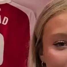 北京时间1月6日，阿森纳女足官方宣布签下19岁瑞典球员斯米拉-霍尔姆贝里。然而，