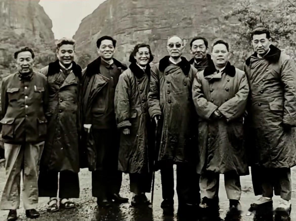 1983年，邓稼先身着厚实的军绿色大衣，下身却穿着朴素的泡沫凉鞋，和同事们陪同张