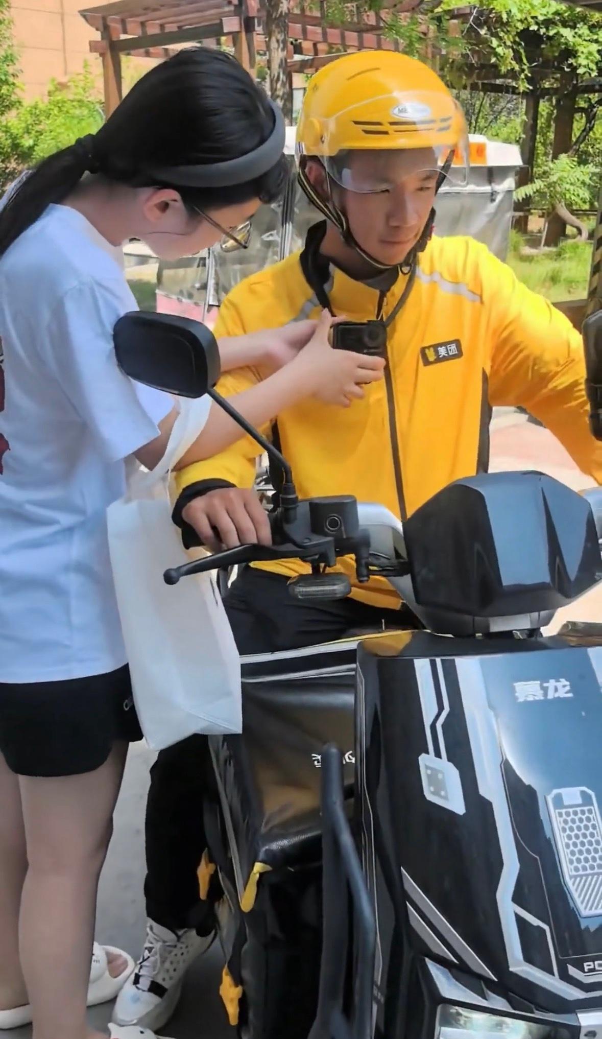 侯赛文开通抖音账号，妈妈说每天送外卖到晚上11点，做梦都不敢想象儿子能上人民日报