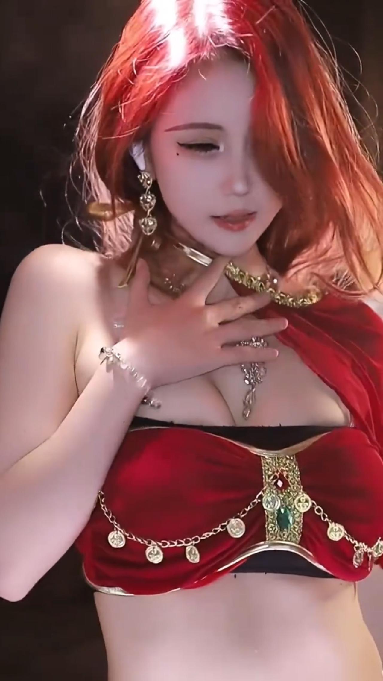 有时候看到一些人的装扮，真会感叹像从童话里走出来。就说虞书欣那组照片，紫金色礼服