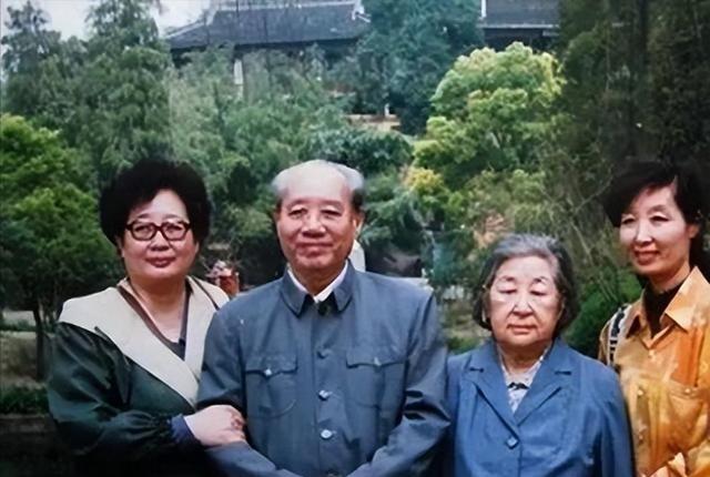 2015年，100岁的汪东兴临终前说出了一个与毛主席有关的秘密，并且含泪说道：“