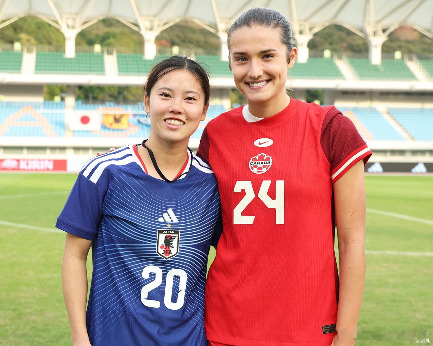 俱乐部队友合影留念松窪/Sydney Collins（前北卡勇气）南（前罗马队）