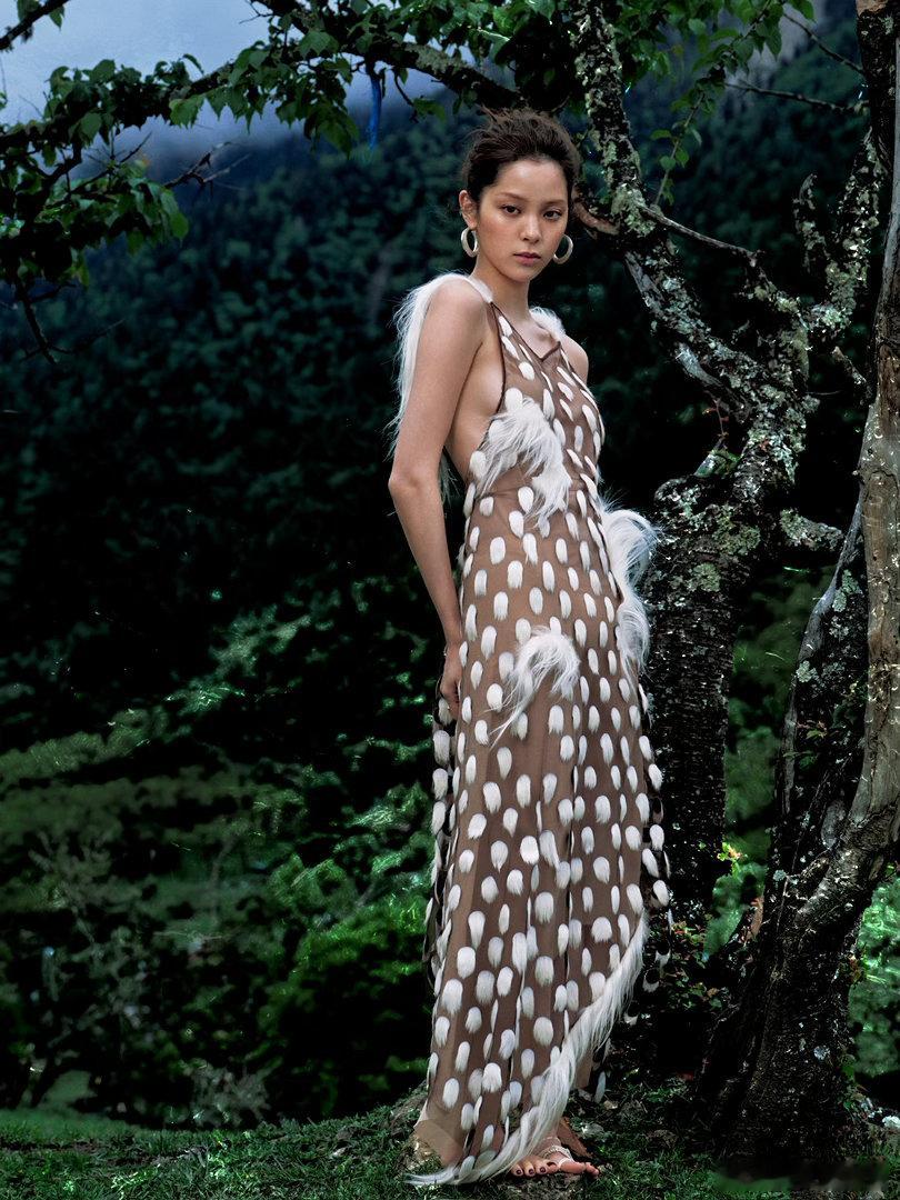 欧阳娜娜白色美甲欧阳娜娜自然肤色好气色藏在自然肤色里，均匀透亮，元气满满。指尖点