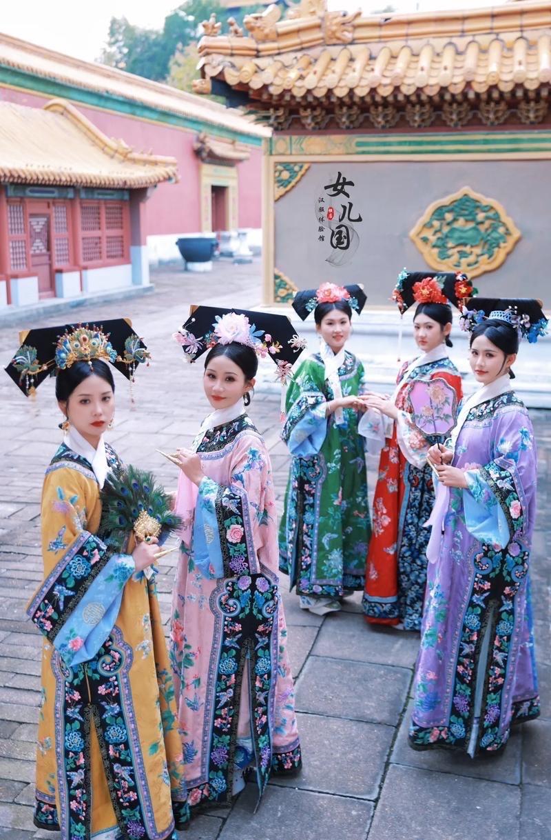 宫墙高耸，红影重重。在那抹朱砂色后，青春被裁成规整的方寸，理想被锁入层叠的枷锁。