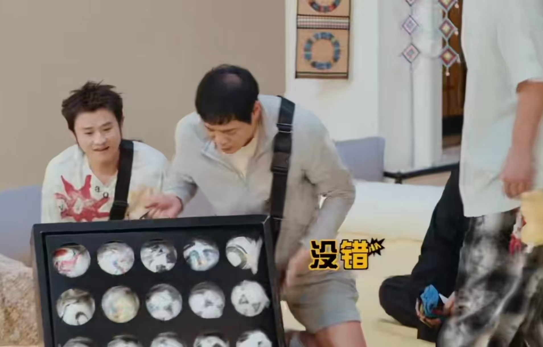 范志毅送了邓超十五颗球谁看了不喊一句厉害！范志毅送邓超十五颗历届世界杯用球，每一