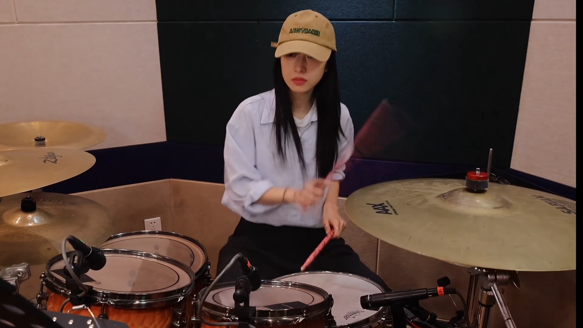 扫射恋姐癖的时候我要躲在周雨彤怀里周雨彤打架子鼓