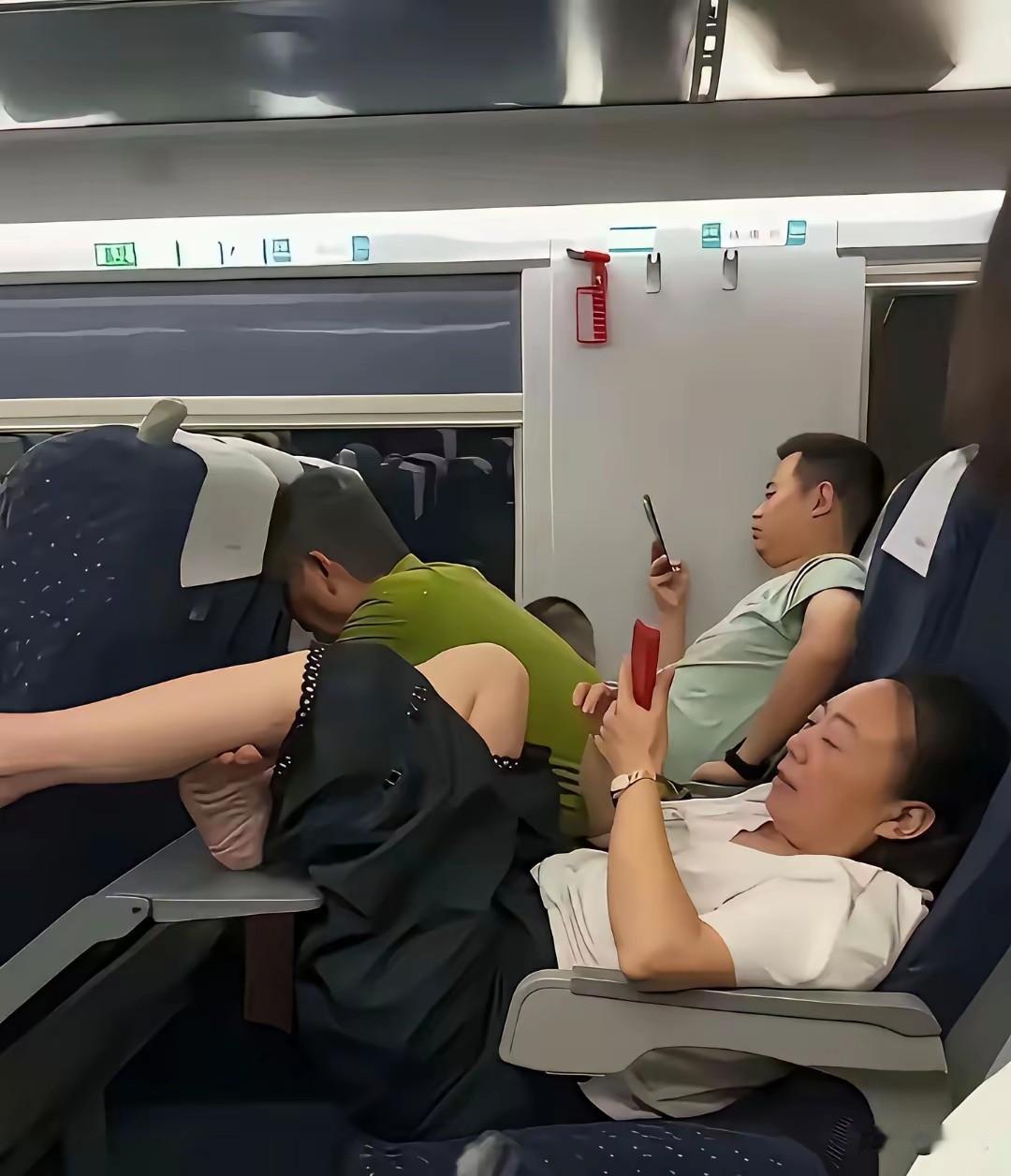 高铁上脱鞋这行为，简直是“毒瘤”般的存在。
有人脱鞋踩桌板、搭座椅，那画面，光是