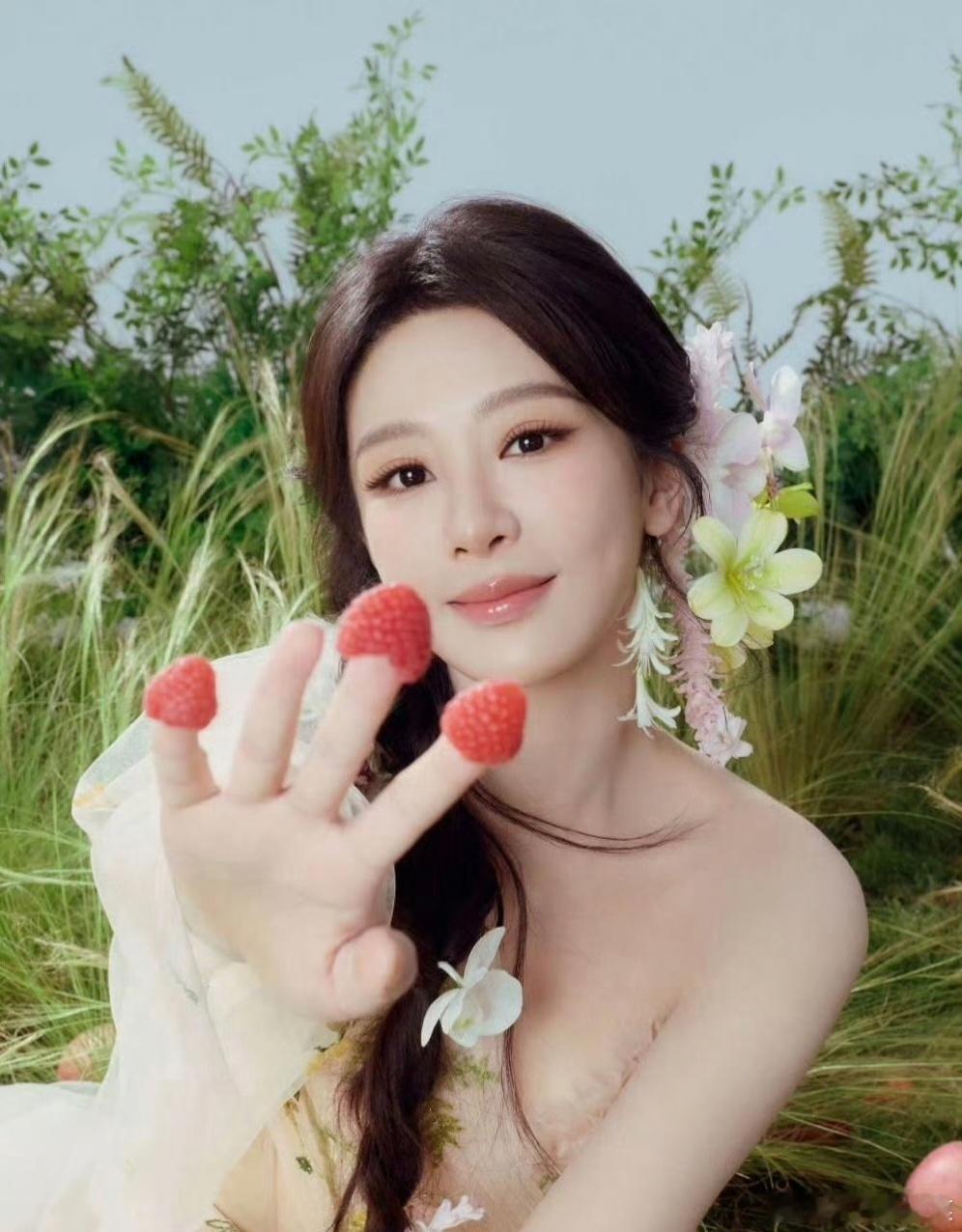 杨紫、迪丽热巴同款🍓手指，同样美丽