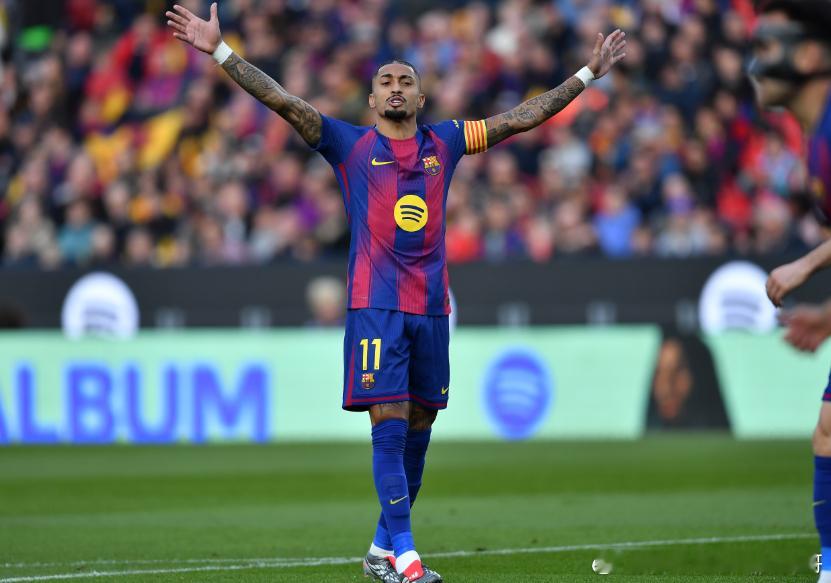 在欧冠对阵布拉格斯拉维亚的比赛前，《每日体育报》撰文分析了拉菲尼亚对巴萨的重要性