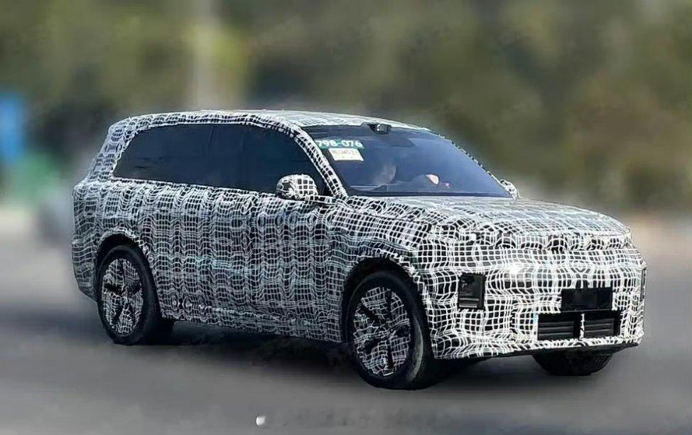 全新理想L9谍照曝光从谍照来看，全新 L9 延续了主副驾双联屏的中控布局，但屏幕