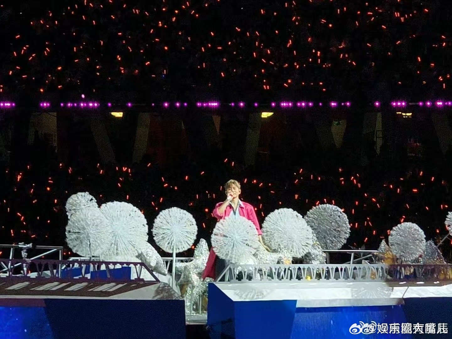 张杰演唱会俯拍视角 家人们快看这个俯拍！真不是吹，张杰办演唱会是真舍得在舞美上花