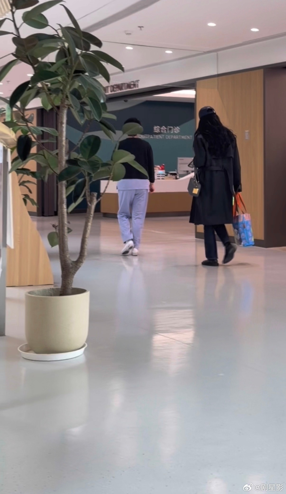 张雨绮是去孕检了吗路人在医院碰到张雨绮  口罩遮面穿搭随性，网友纷纷好奇 