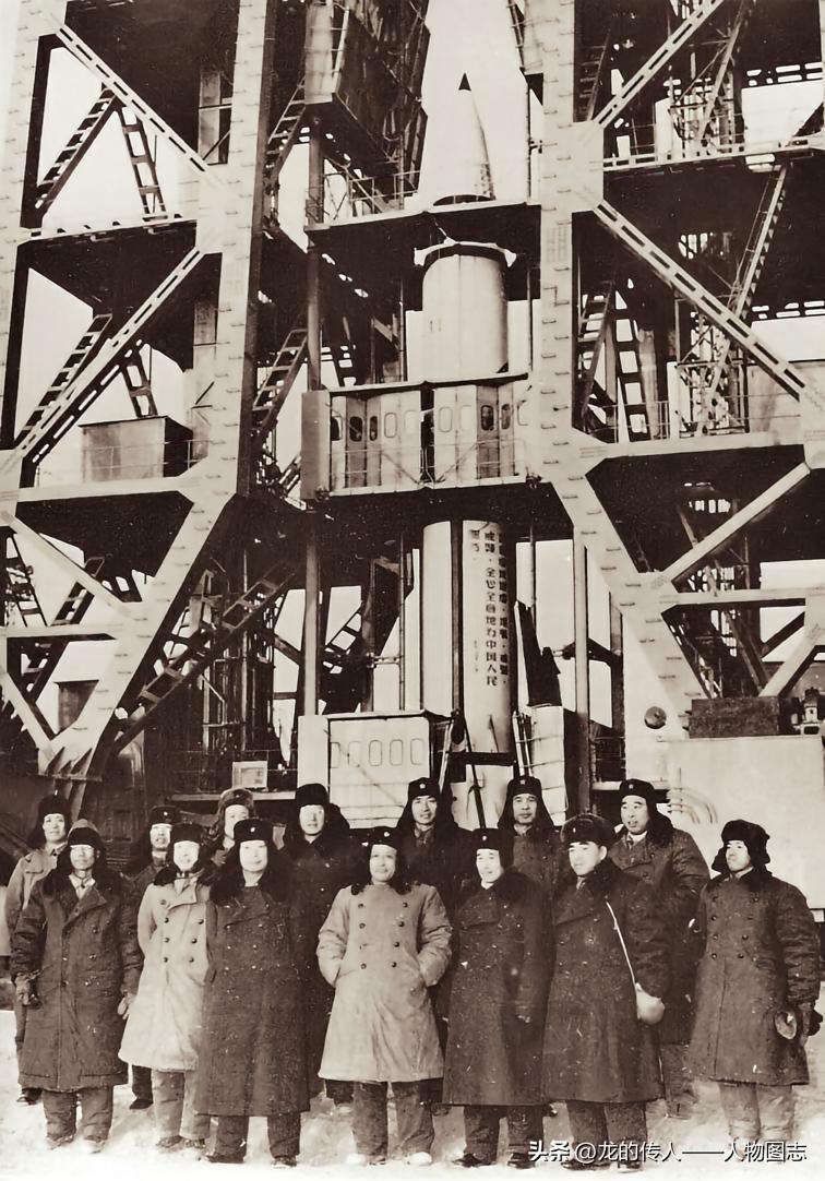 1966年12月，钱学森（前排左二）陪同聂荣臻到导弹试验基地主持第一发中程导弹试