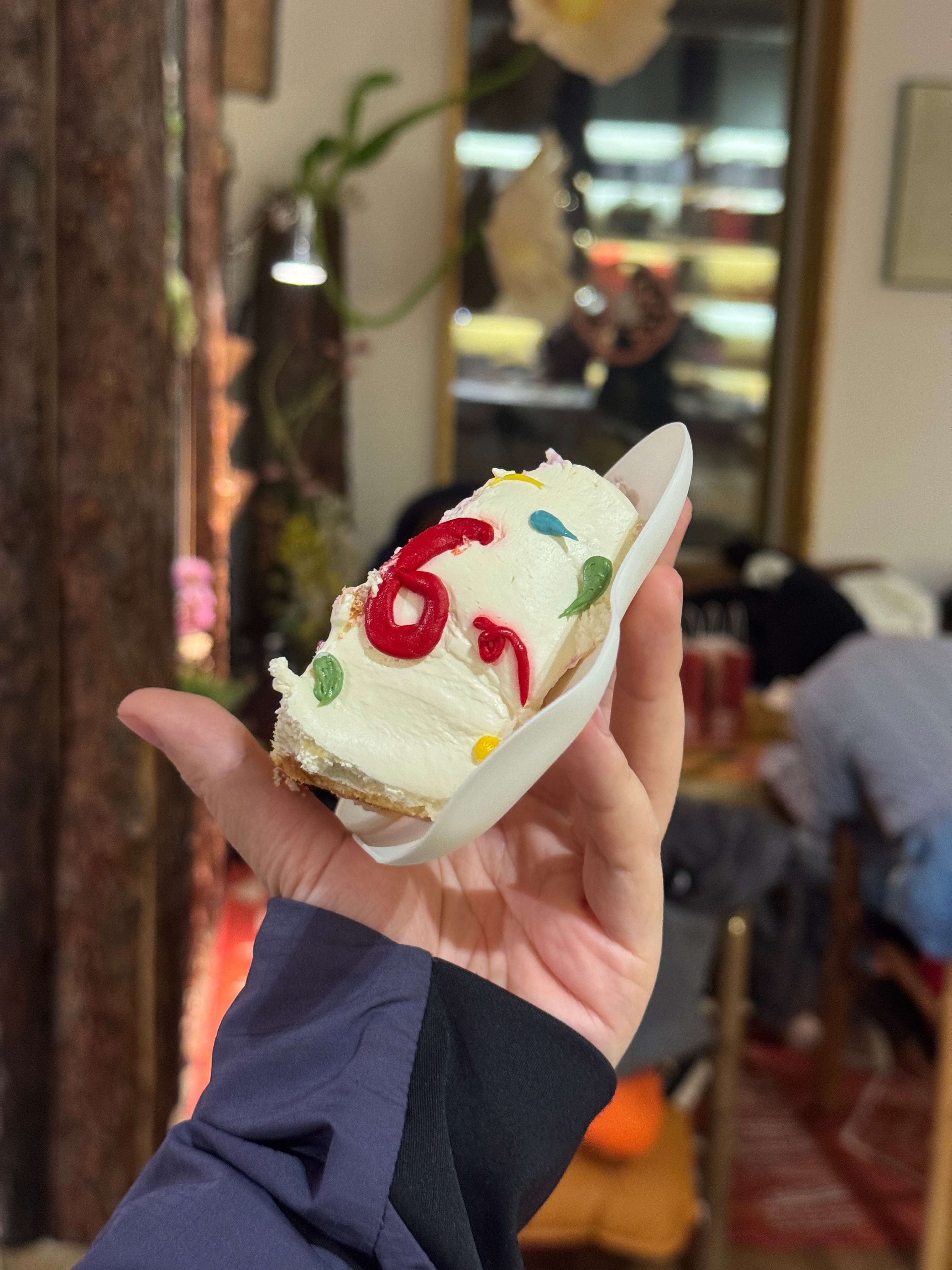 在民宿凑热闹一起跨年“你好2026”的蛋糕我分了个6祝愿大家新的一年666666