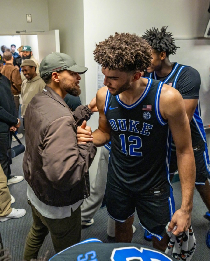 库里造访杜克更衣室  今日NCAA，杜克大学客场71-56击败加州大学伯克利分校