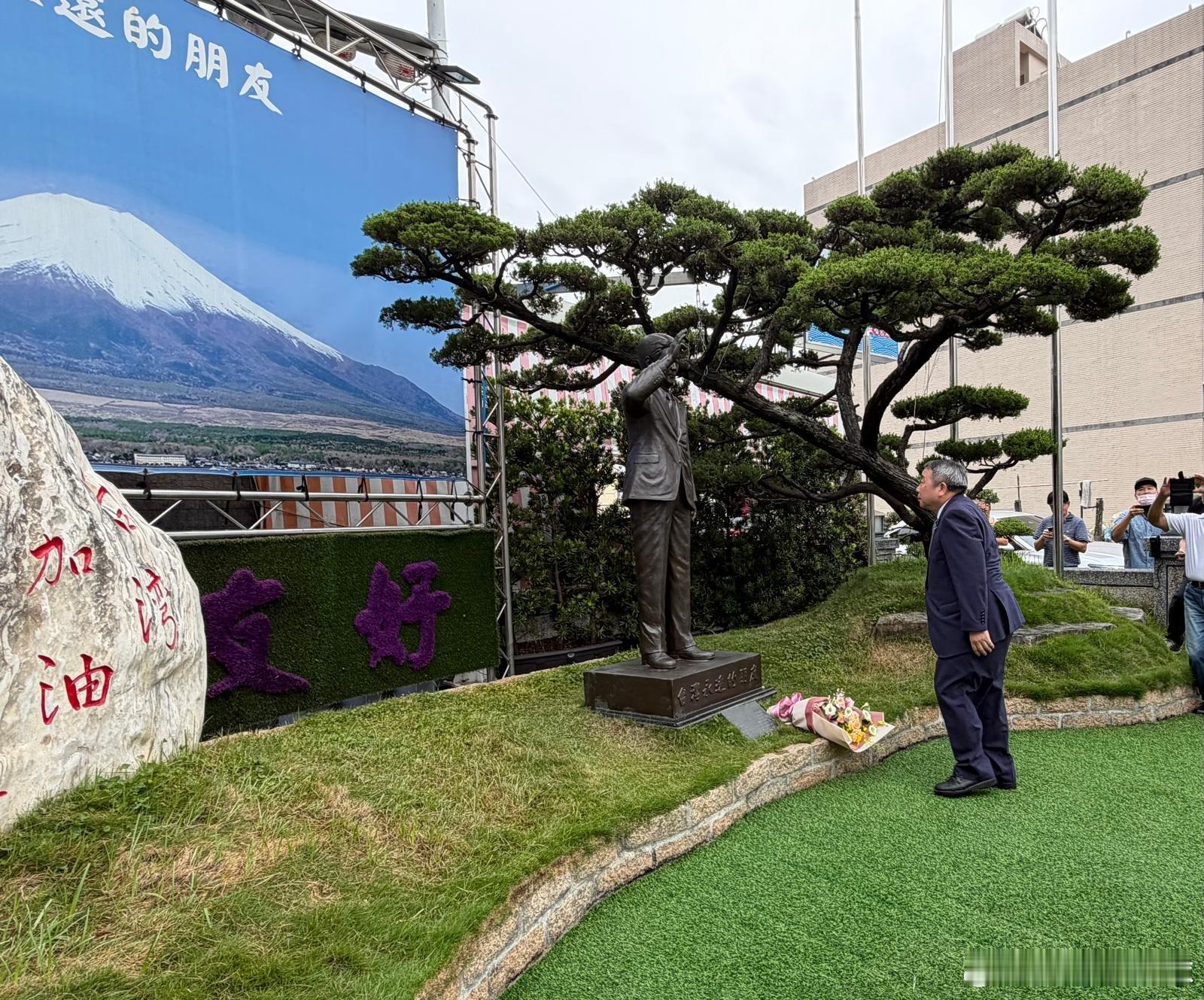 汉奸石平  小日本的好狗啊，舔得真起劲，跑台湾去给安倍磕头了，认贼作父的最高境界