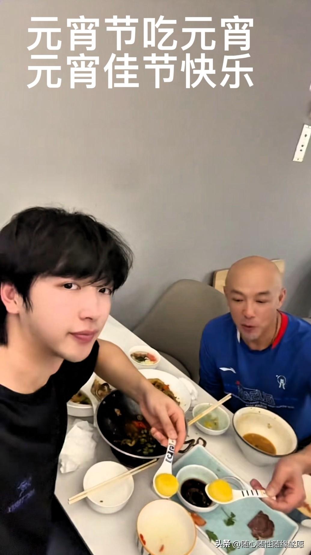 吃饭不叫我？

肖战指导元宵节和儿子肖凯文一起吃元宵， 父子俩勺子里装着金黄色的