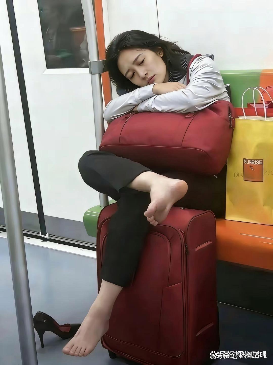 看来是太困了，睡了好久了，真怕她坐过站，怎样才能礼貌的叫醒她？