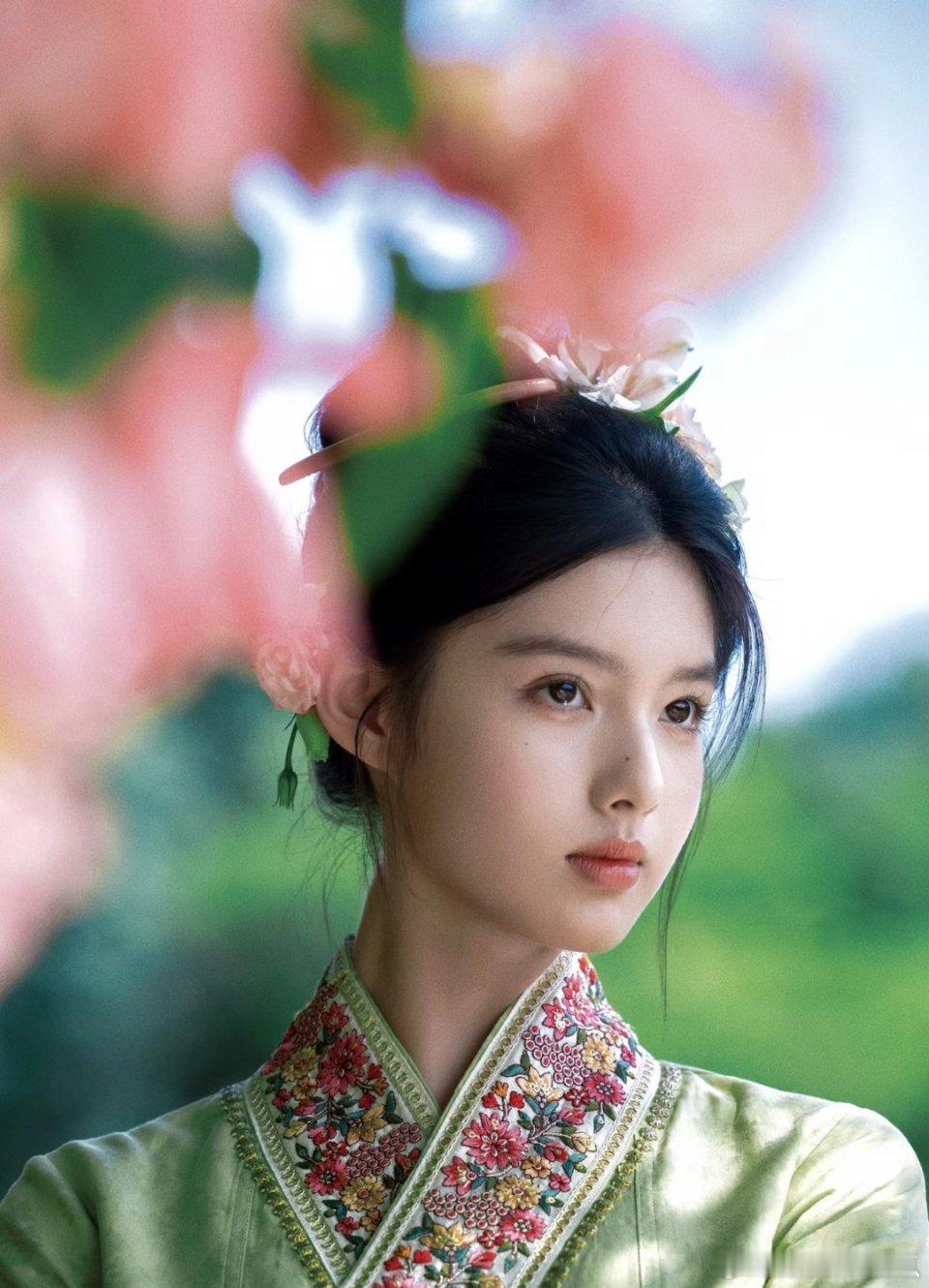 艾米真的是小小的一张脸上全是满满的胶原蛋白 ​​​