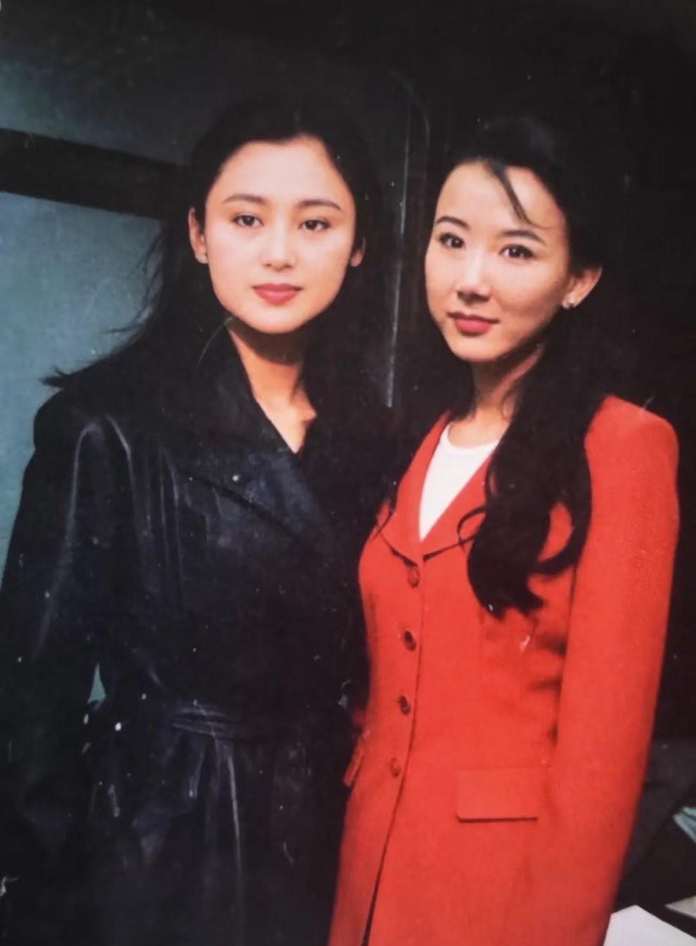 左边是陈红，右边那个是萧蔷，她们被称为两大古装美女，是古典美人的典范。

这是她