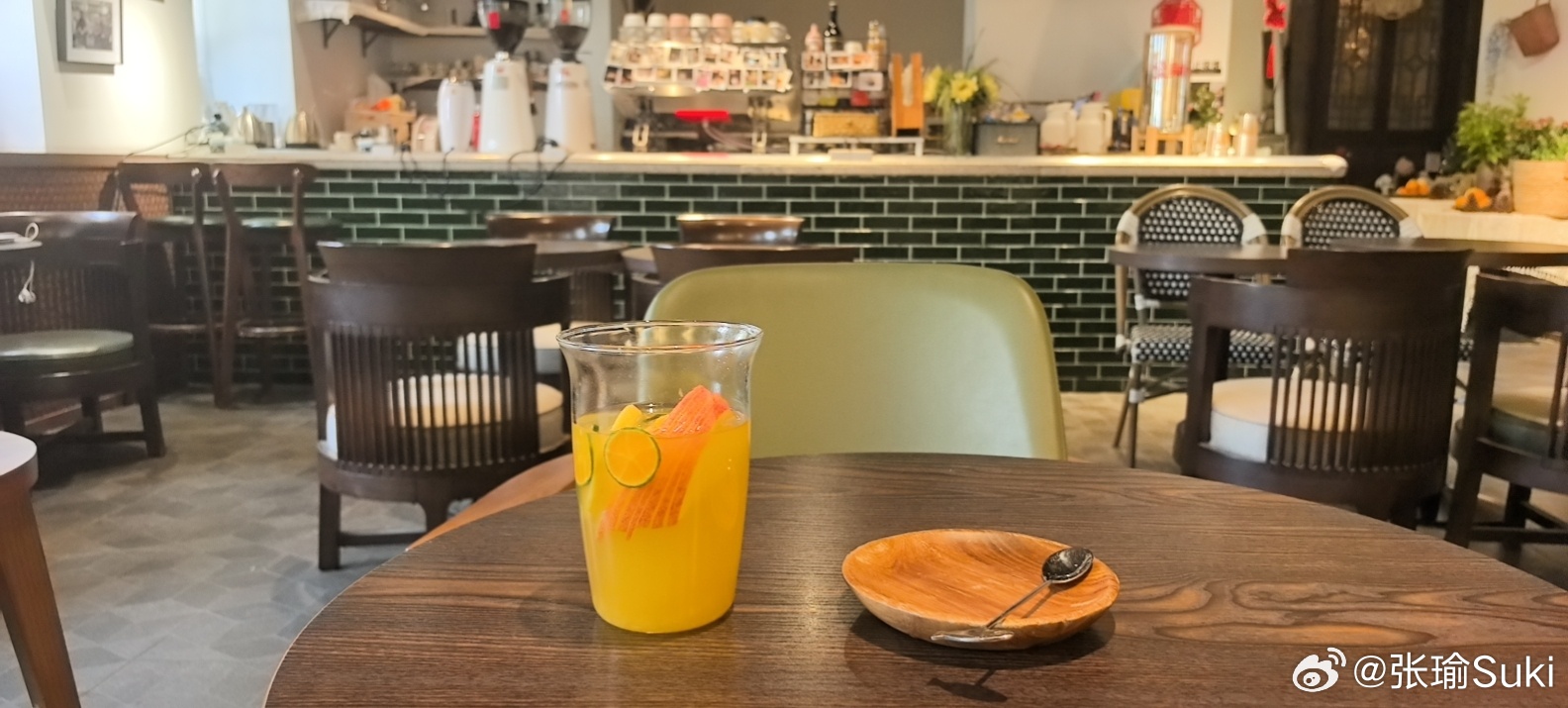 占据一整个咖啡厅，我的叽里呱啦线上路演特别不符合这个店的松弛调调 南京