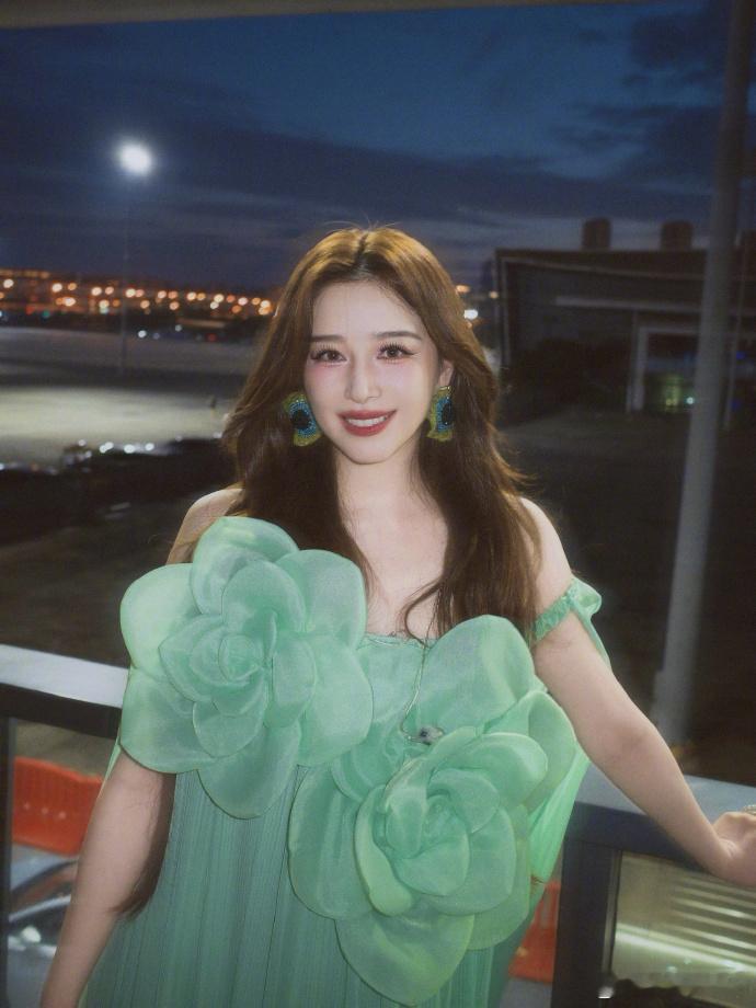 又被阚清子美到了阚清子更美了  又被阚清子美到了，绿色的裙子真的是太好看了呀，姐