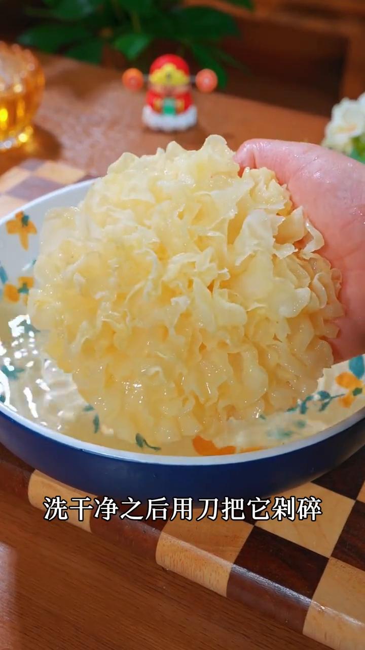 银耳枸杞西米露。
早上经常这样喝，再好的化妆品都比不过它。
·先把银耳用冷水泡发