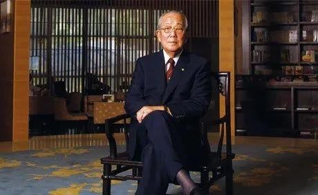 1997年，一个商业传奇突然面对生死考验，身家200亿的稻盛和夫听到胃癌诊断后，