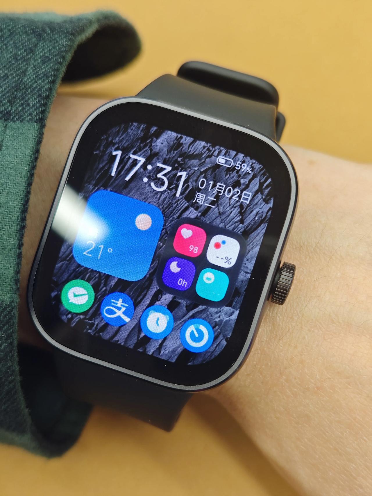 Redmi watch 4上手体验还不错，特别是这个超级桌面表盘挺好用，功能打开