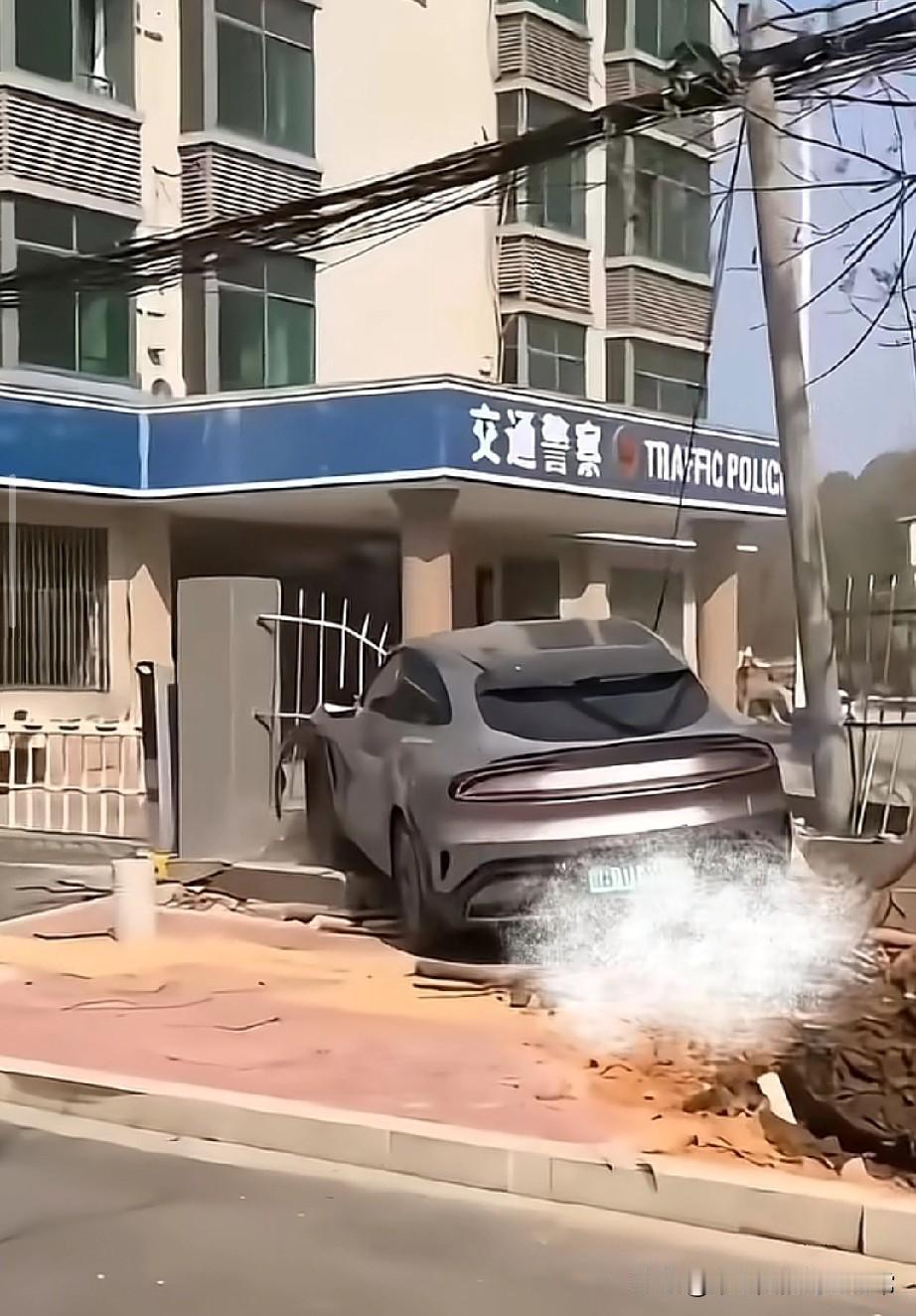 这车是来“自首”的吧
直接撞进交警队，这下罚款跑不了了😂
 
今天刷到一段视频