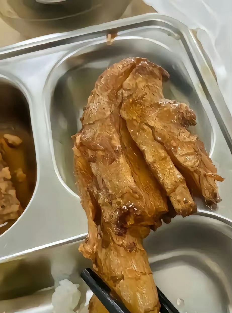 今天食堂吃鸡腿，超级开心！ ​​​