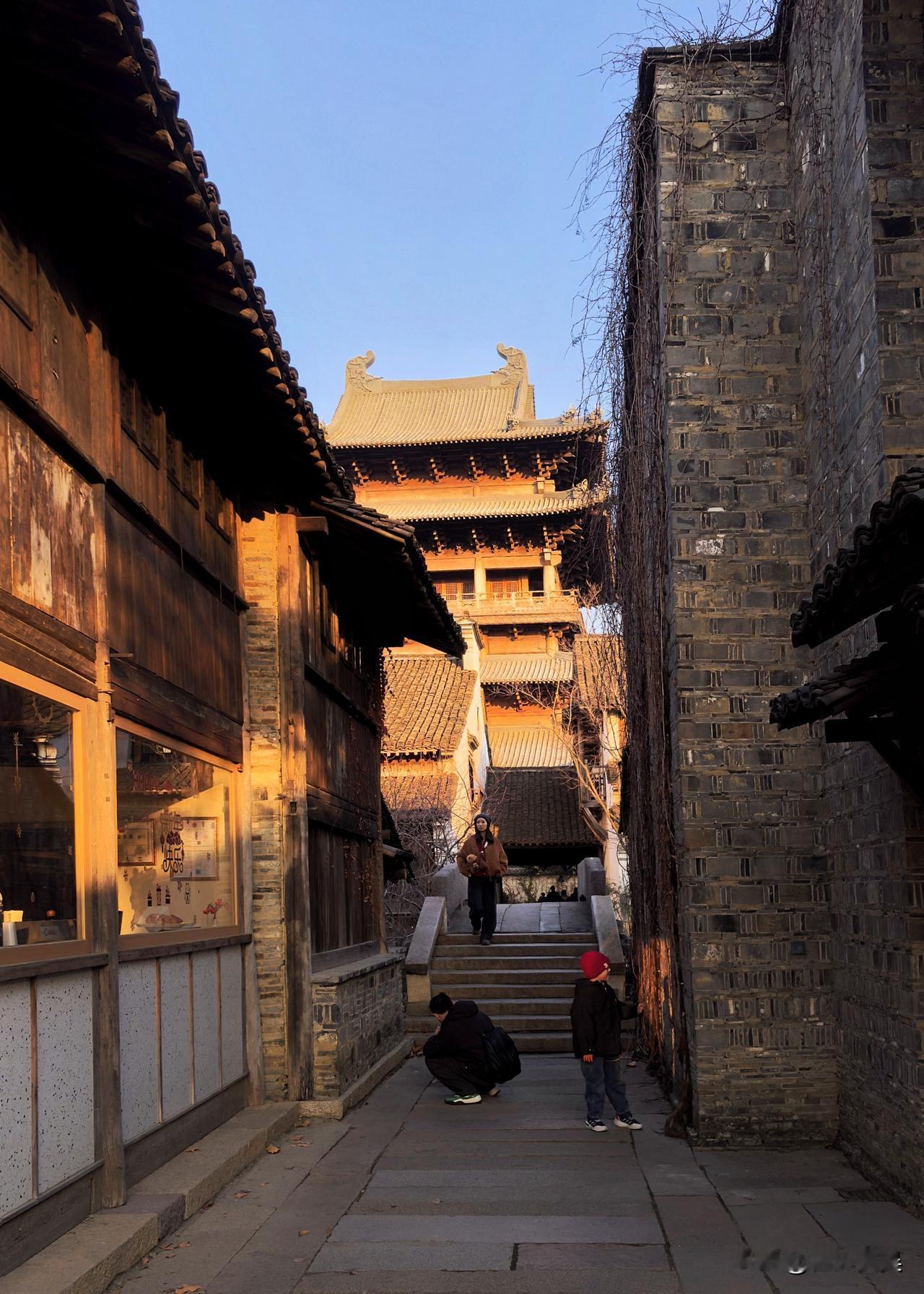 看新闻，说上海楼市最近又热闹起来，据说上周六上海房产交易所的电脑系统都被挤瘫痪了