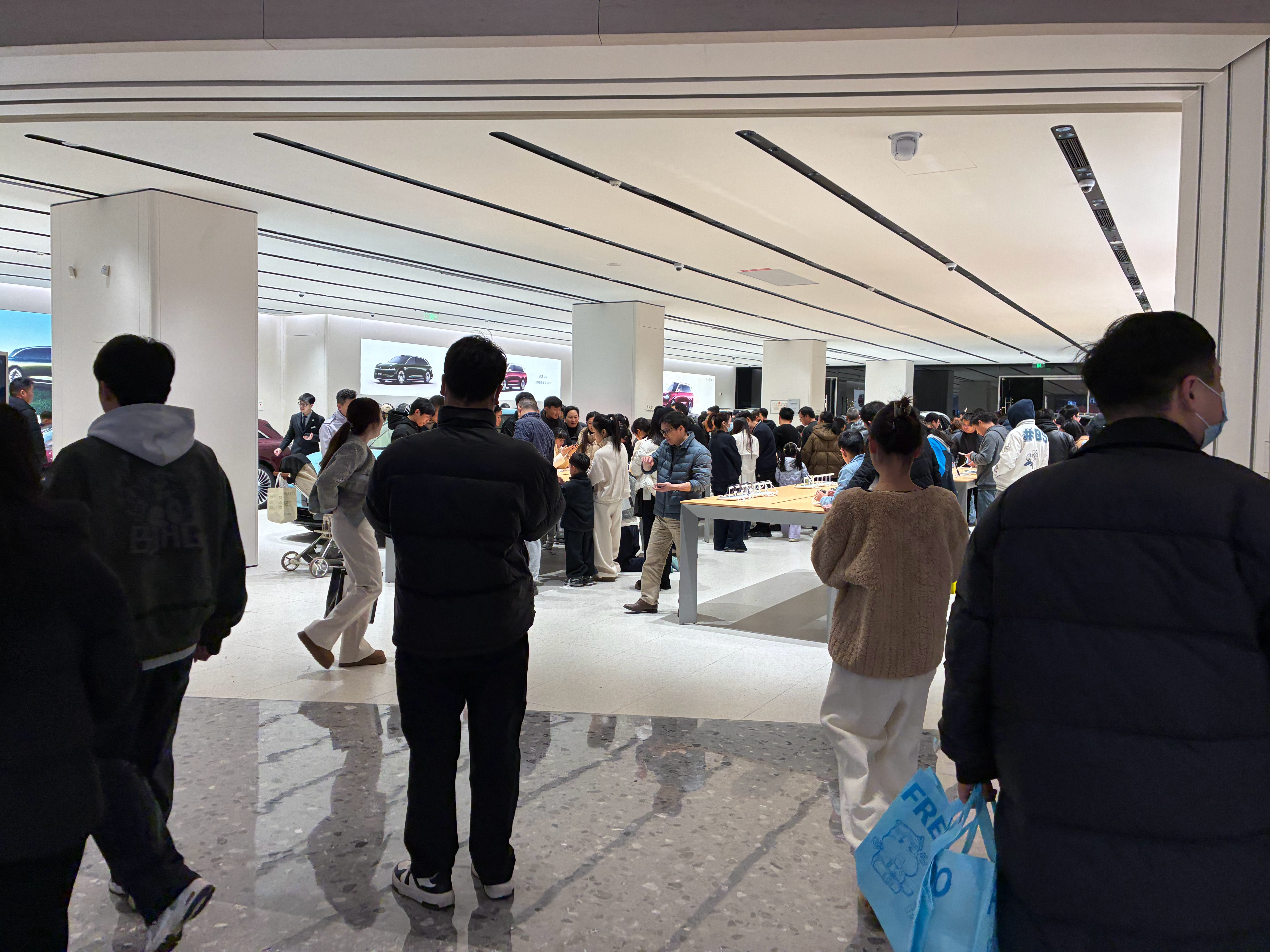 同事晒出了家旁边新开的华为线下体验店，人流是真的大！尤其是鸿蒙智行系列的车型，每