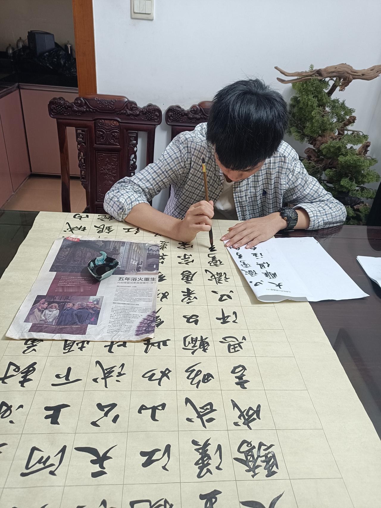 书法学生、广州41中高一黄玮希，昨天下午上课首次写大型行书作品。