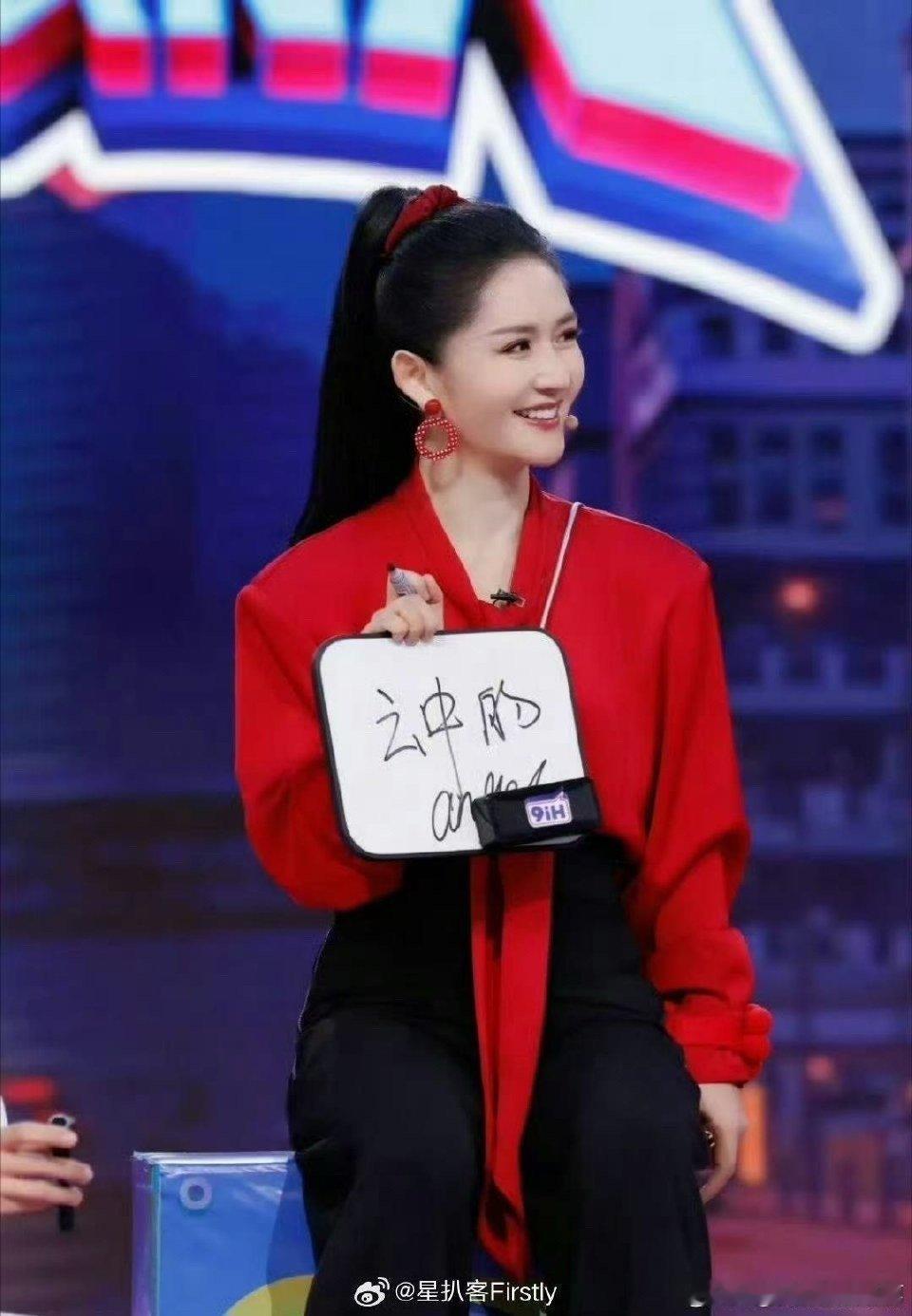 谢娜电影是青春是我们 从电影里的灵动演员到舞台上的专业主持人，谢娜的成长轨迹里满