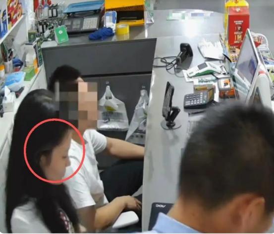 明明没有摸到对方，为什么还要先道歉？如果不是现场监控刚好拍下全过程，证明这位大哥