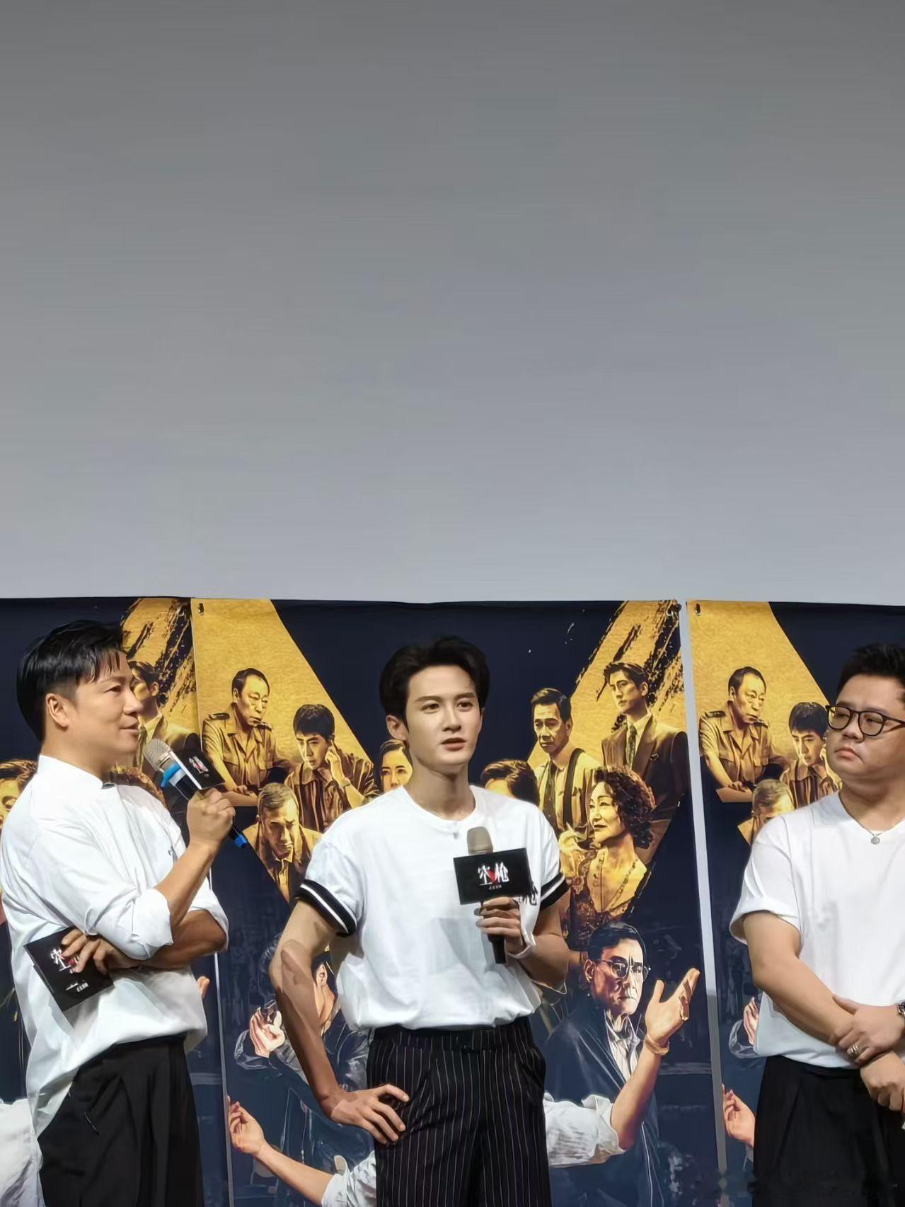 檀健次今日在西安高校宣传空枪的纯生图路透 ​​​