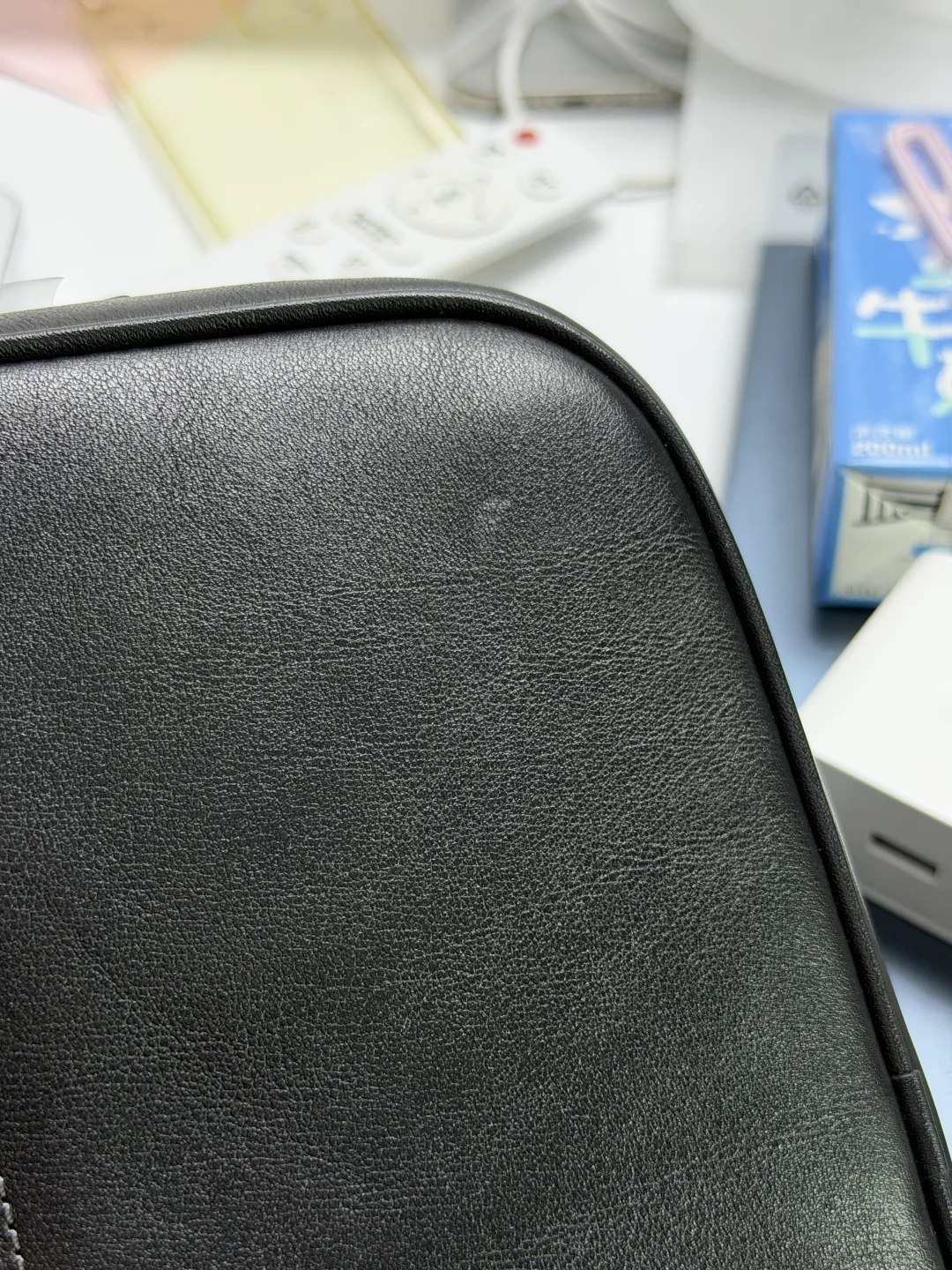 蔻驰官旗买了个包，请问这属于瑕疵么？