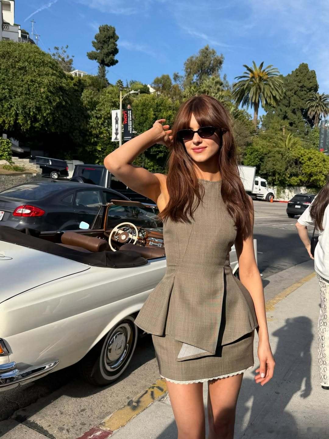 一组黛西·埃德加-琼斯的最新照片 