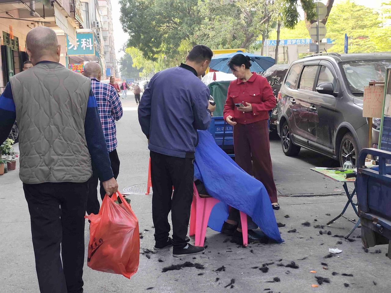 我的今日状态：😁轻松愉快
我这里的天气：☀️晴天
星期天逛街，看见地摊理发的挺