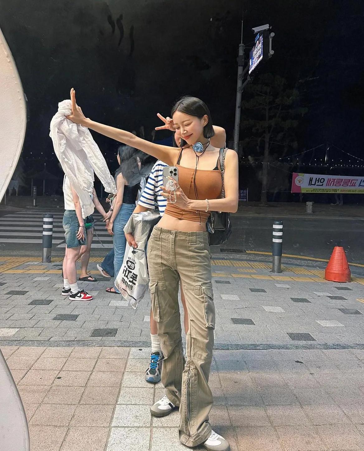 来一套性感工装风，咖啡色露脐小吊带搭配军绿色工装裤，对于最近气温又有所攀升的天气