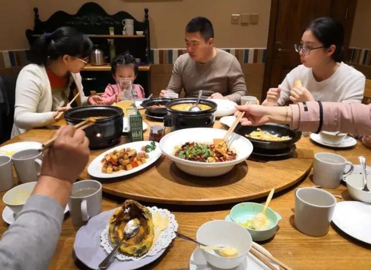 太欺负人了！周末家庭聚餐，我们8人点了16道菜1瓶白酒，正吃得高兴，一位服务员因