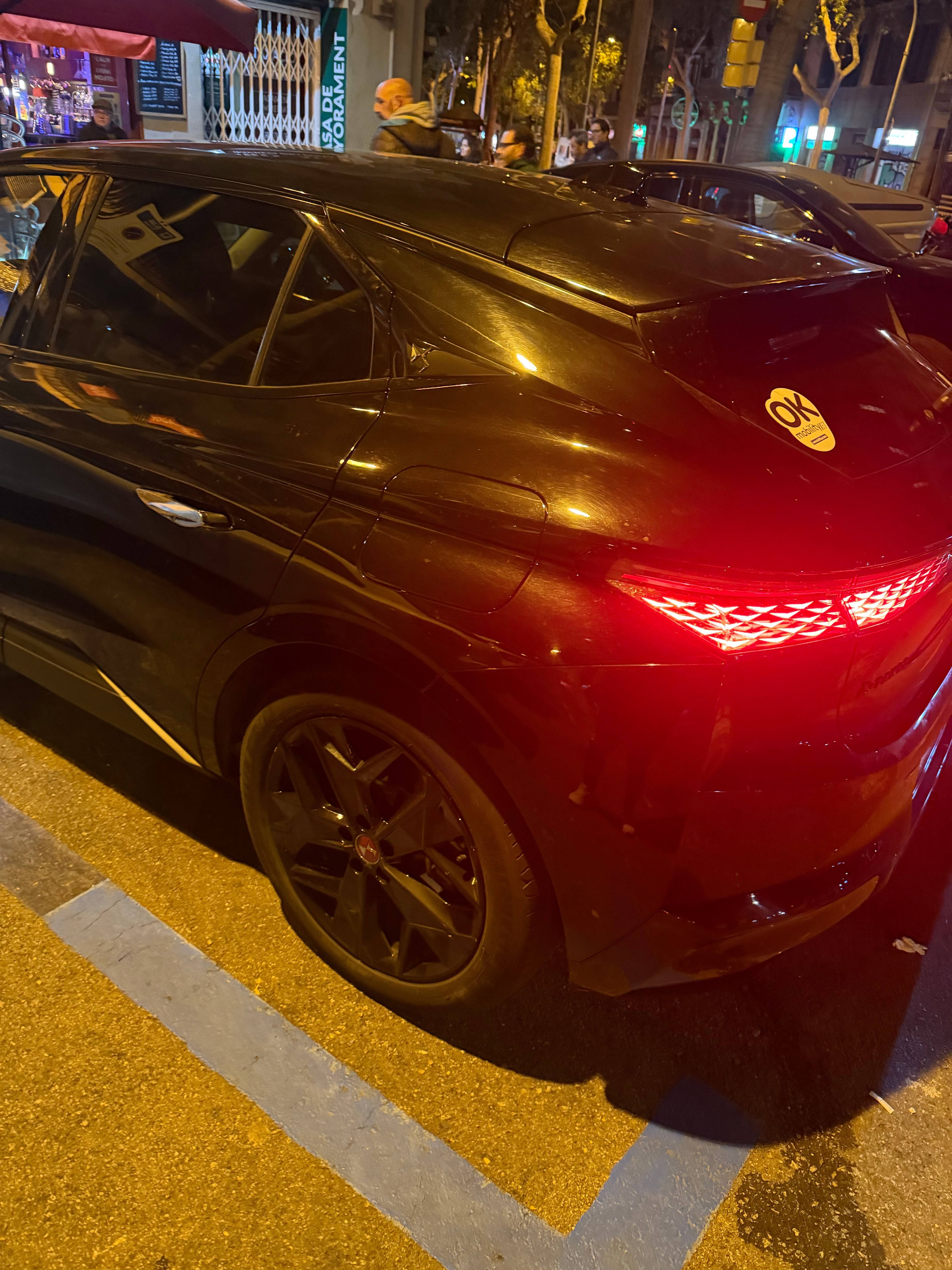 在巴塞罗那见了停车位太亲了 