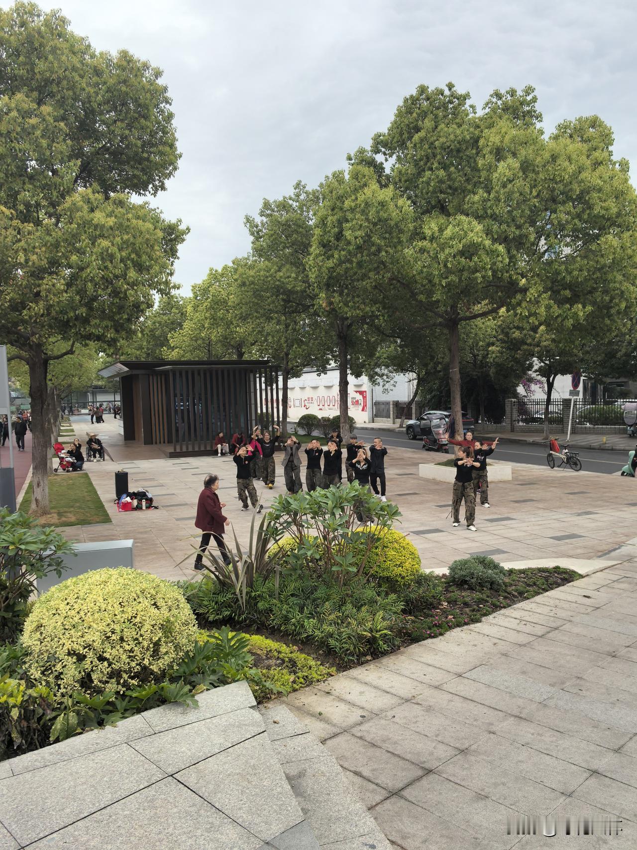 王花花给我打电话，说她们这次去贵州，不打算坐动车，而是计划自驾游，两个野越车，连