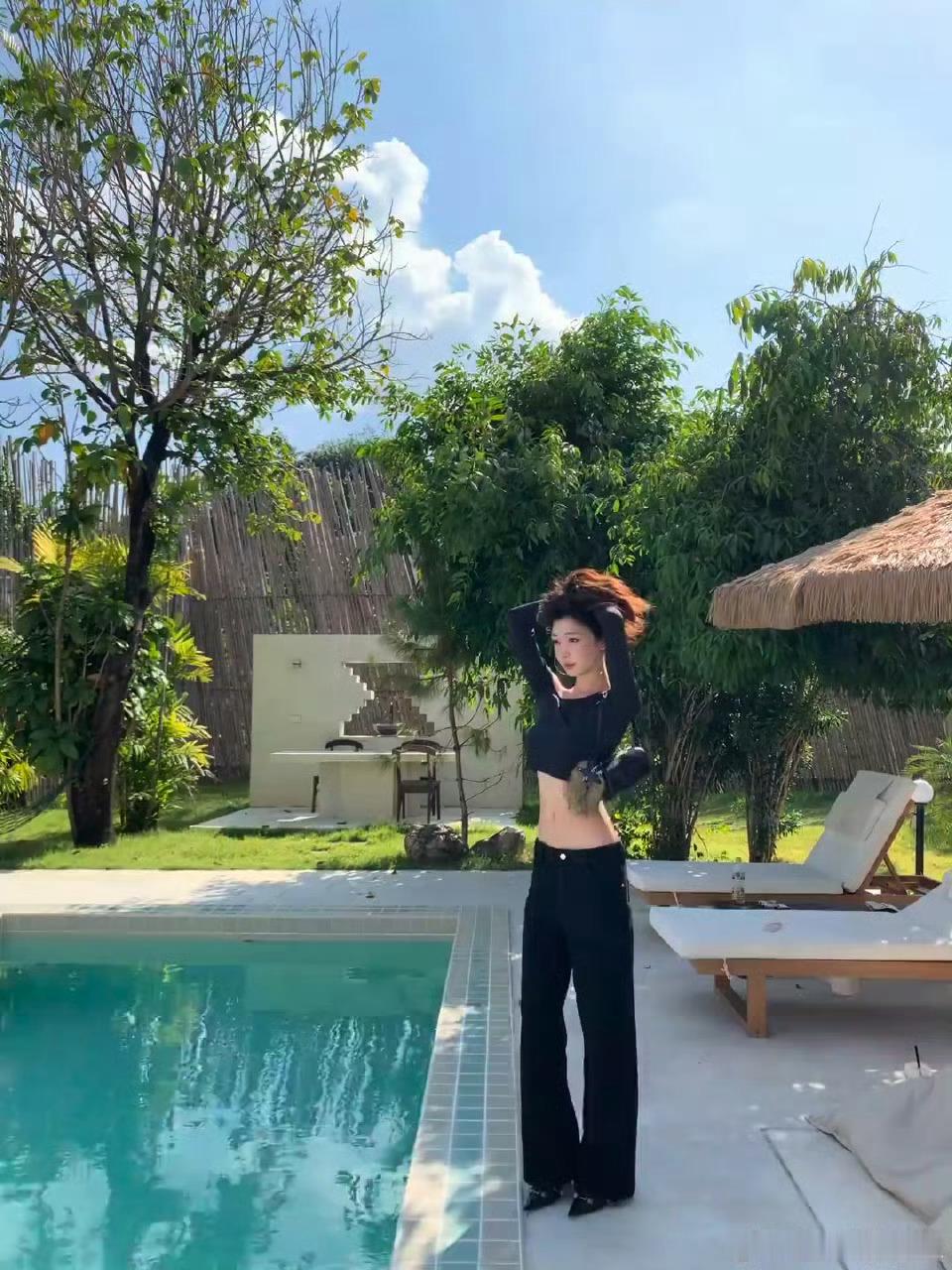 易梦玲马甲线呜呜呜，易梦玲身材好好啊，别再说她五五分的比例了，关注点其他吧 