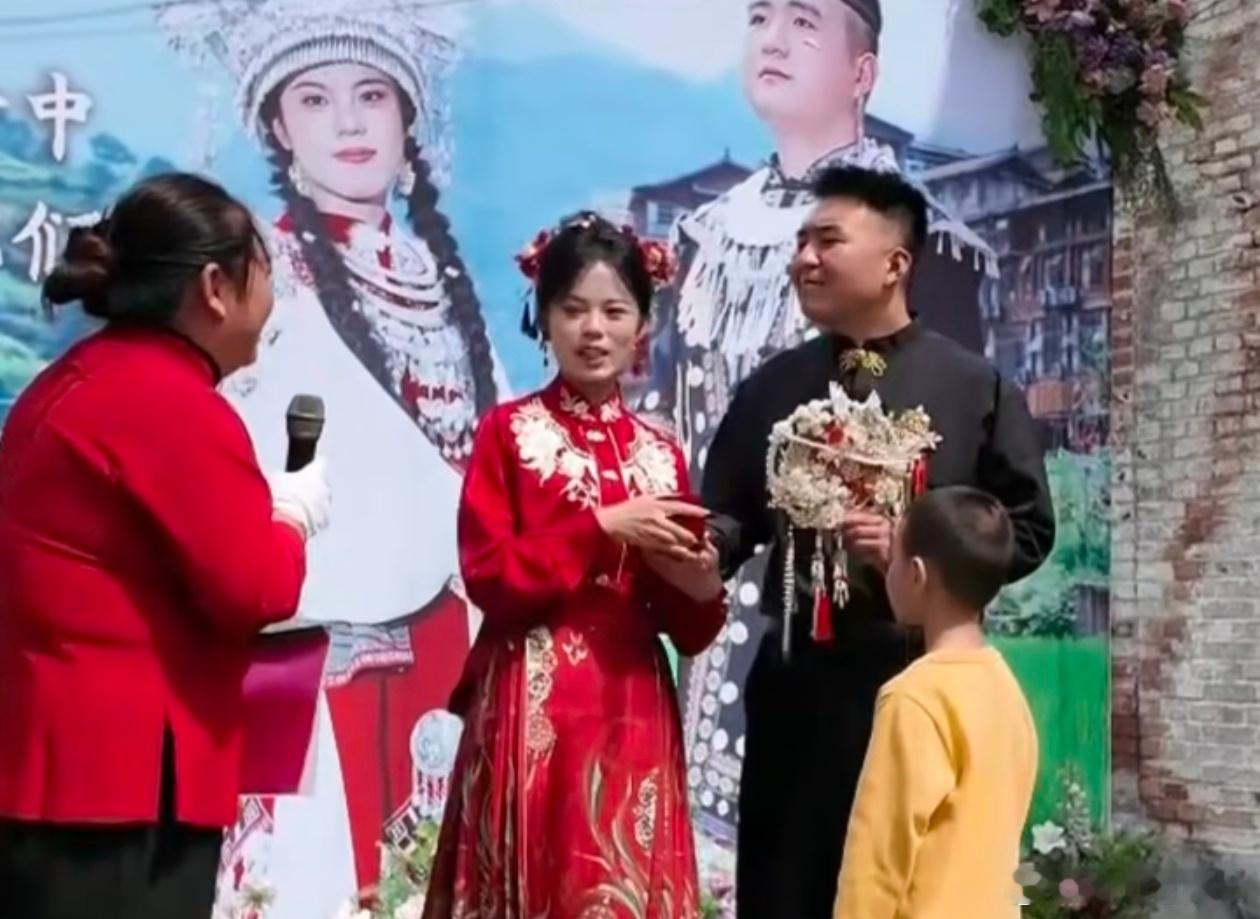 月入9000夫妻办婚礼只花1.6万尊重祝福吧，夫妻俩愿意这样结婚过日子那还说啥了