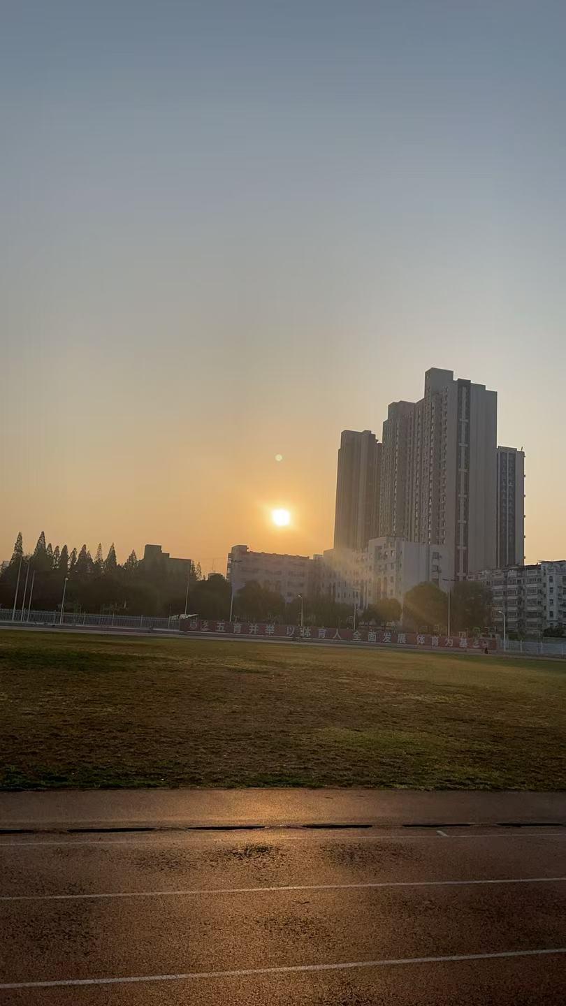 莫言说，本性善良的人都晚熟。
​别人聪明伶俐时，他们又傻又呆。
别人权衡利弊时，
