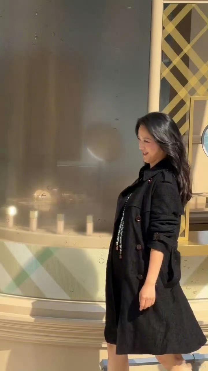 疑似汤唯怀二胎汤唯今天活动那个肚子真的挺明显的，黑色风衣都遮不住。关键是现场工作