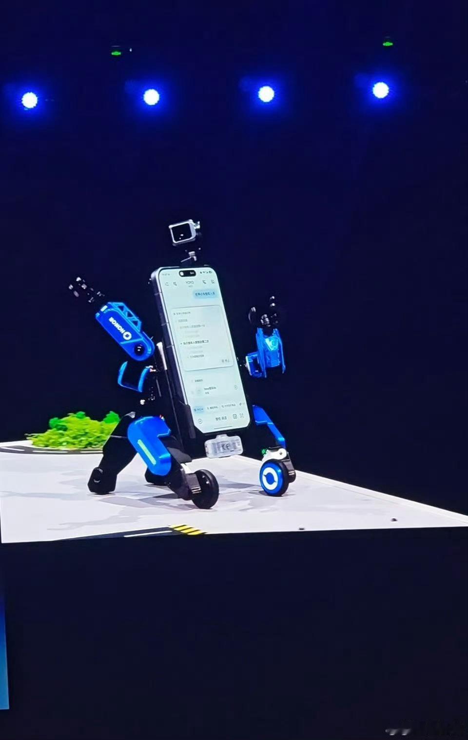 荣耀 Robot Phone 把云台和 AI 结合，发布会场不仅和观众打招呼，还